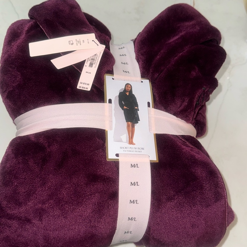 New with tag VICTORIA'S SECRET
Short Cozy Robe M/L